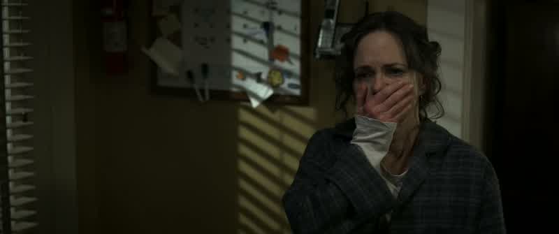 Peter. Where do you go? Who does this to you? Please go to sleep, Aunt May. - Please tell me. - Aunt