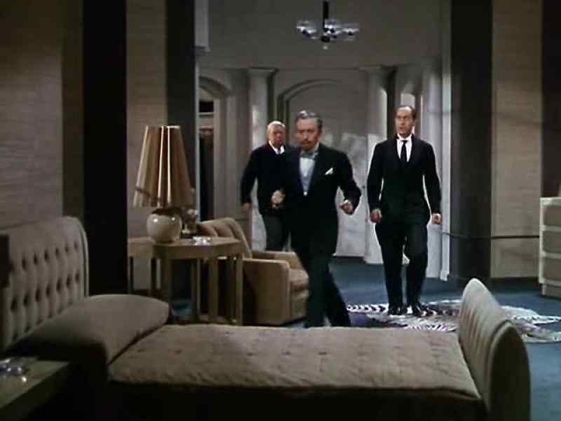 Where is he? - Offhand, I should say he's not here, senhor