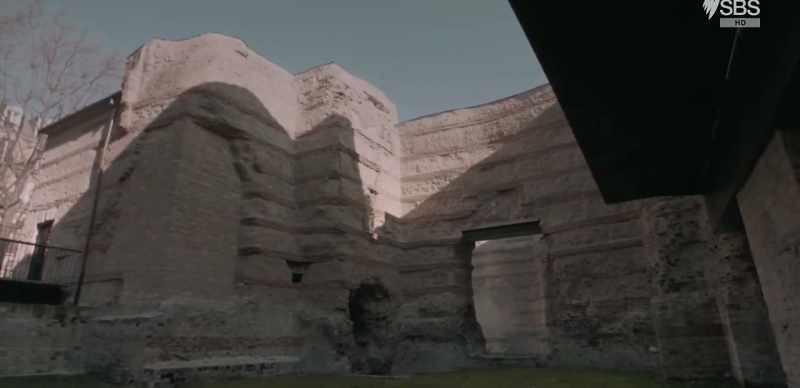 While alternating layers of brick and limestone looks decorative today