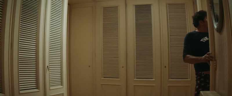[whispering] Come on! Measure your clothes in the closets