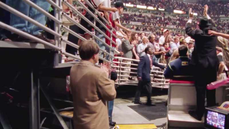 �� Who is the man? Who is the man? ♪