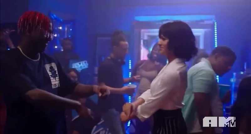 �� Who told you you could walk in here like that ♪