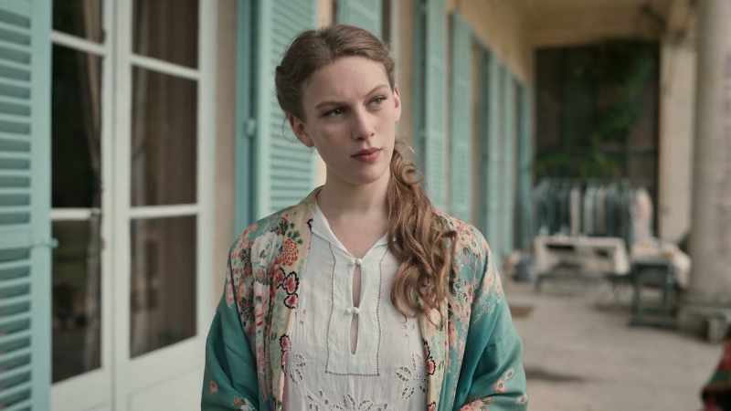 Whole cast is pretty young, late teens. Mostly unknowns