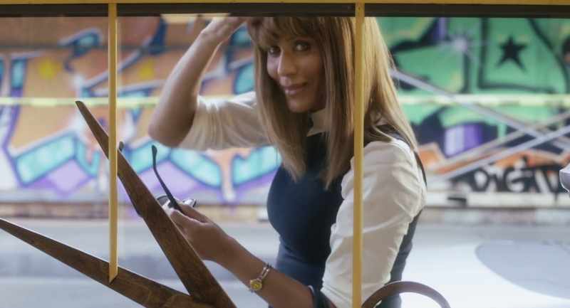 �� Who's that lady, real fine lady ♪