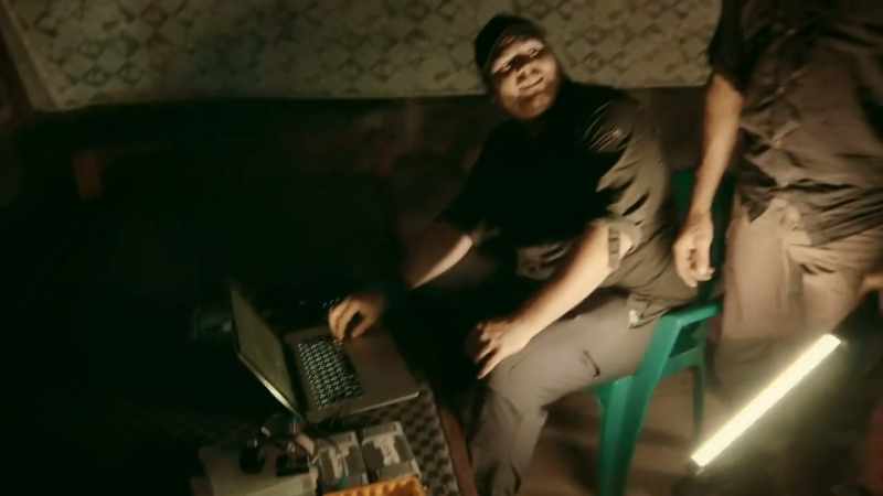 WHO'S THE COMPUTER GEEK, WHO SORTS OUT ALL THE DATA