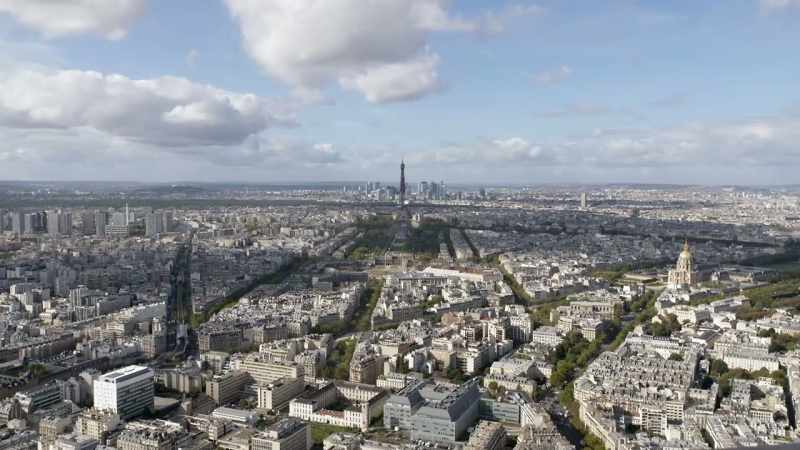 Why are there no other skyscrapers in downtown paris?