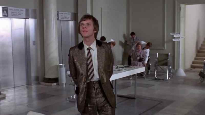 Will you take a chair, please? - Oh, thank you