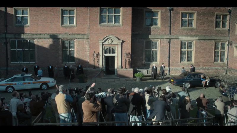 William, just wave! -Over here, William!