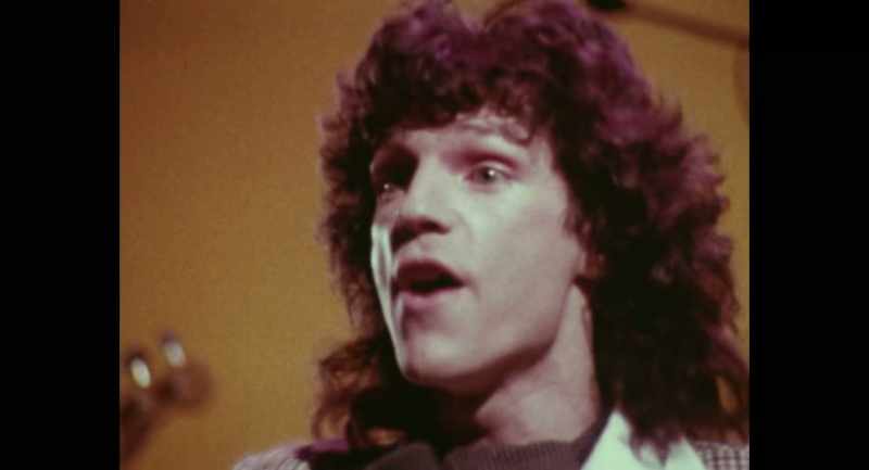 �� With everybody and everything... ♪