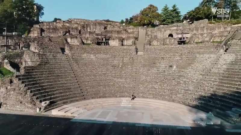 With its theatre, which could seat 10,000 people