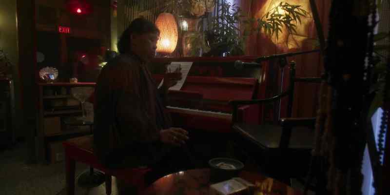 ��♫ [Woman singing in Chinese]
