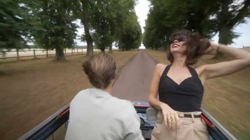 [ Woman singing in French ]