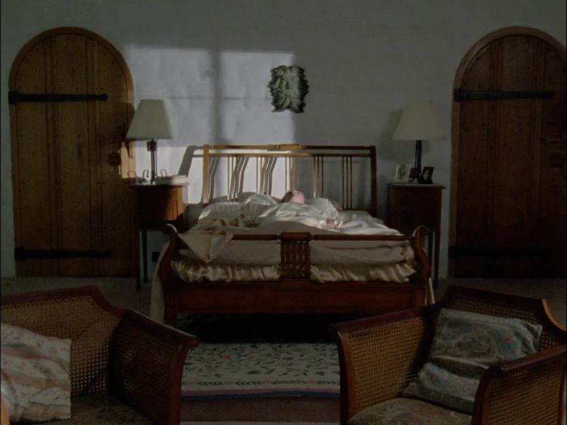 [Woman] Vanda, wake up