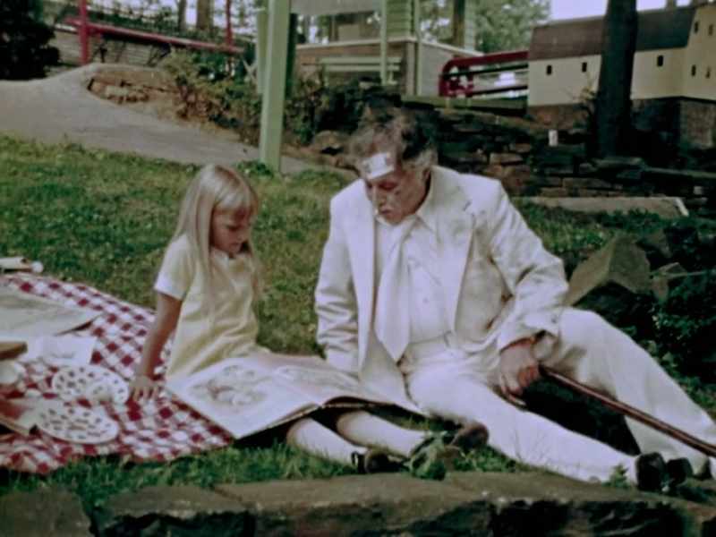 Would... Would... Would you like me to read the story to you?