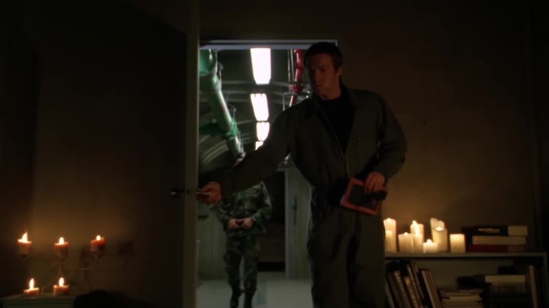 {Y:i}(knock at door)