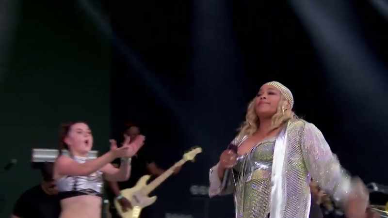 Y'all make some noise for t-boz!