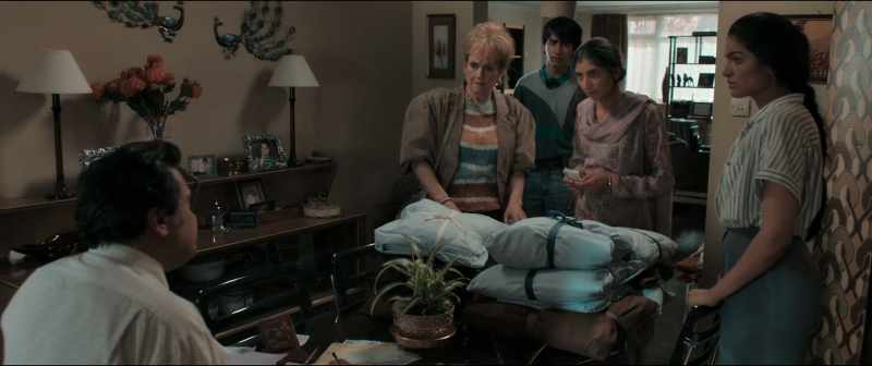Yasmeen, Javed, help her