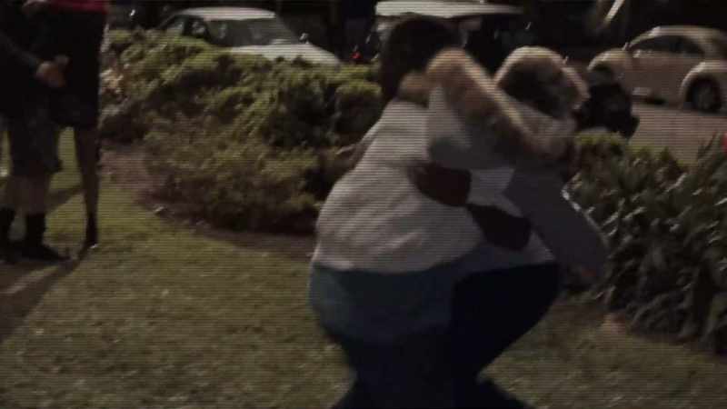 [Yasper] No, hug! Give your bro a hug! - [both grunting]