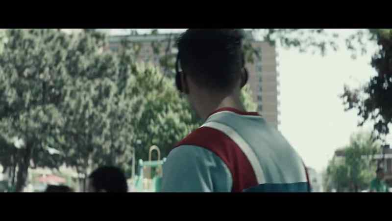 �� Yo, man, give me that microphone and sit down ♪