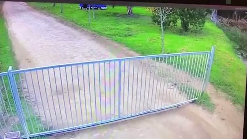 You can see the detectives chasing two men at that stage