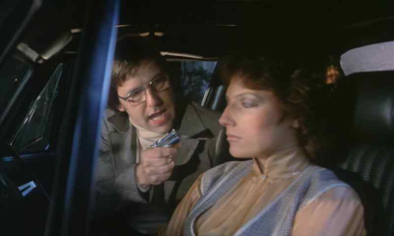 You can't drive with one hand. - Yes, I can