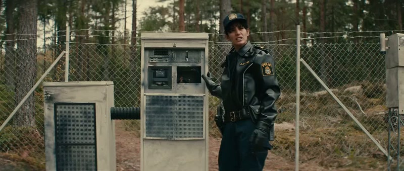 You don't think there's anything missing here? - Do I look like a technician?