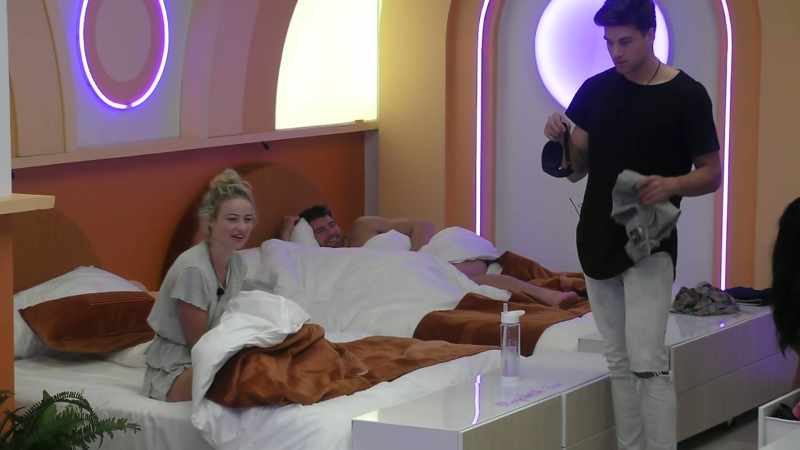 >> YOU GUYS LOOK LIKE YOU'RE MARRIED ALREADY