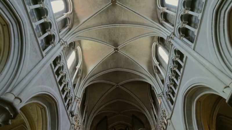 You have these thin ribs going up into the ceiling