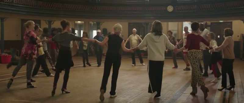 �� You put your left leg in ♪