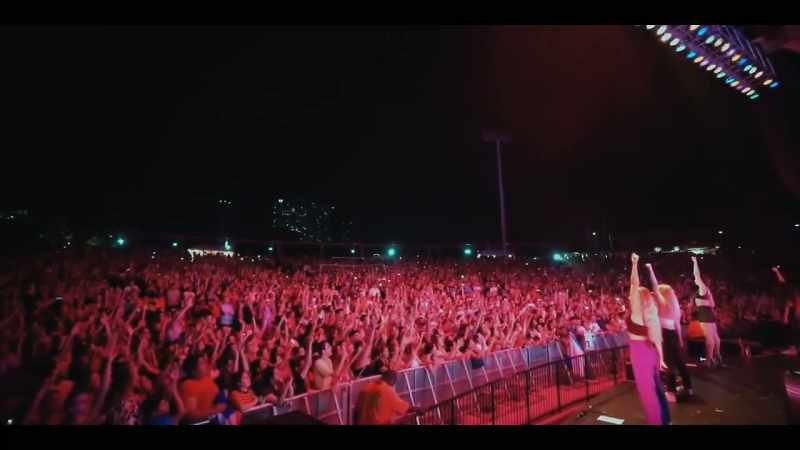 �� You sit there in your heartache ♪