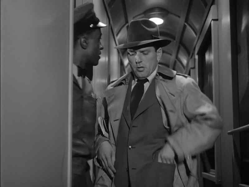 Your bags are inside, sir. - Okay, fine. Thanks