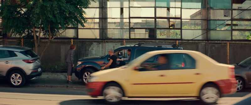 You're blocking the sidewalk. - I know