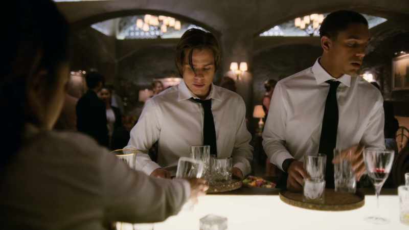 You've never bussed tables before? - Do we look like people who buss tables?